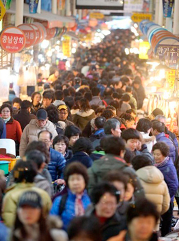 旧正月控え、各地市場賑わう